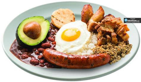   Bandeja Paisa: 探索哥倫比亞烏里曼巴的鮮豔滋味，感受濃郁香料與飽滿口感交織的熱情！