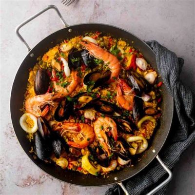  Paella à la Valenciana：香氣撲鼻的鮮美海鮮和濃郁的肉香交織成美味的交響曲！